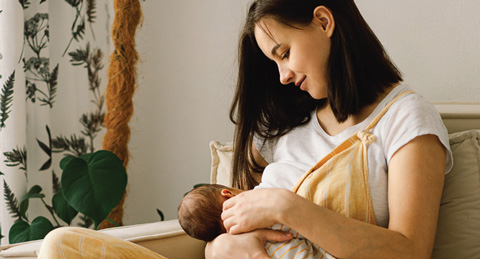 mom feeding newborn in NICU